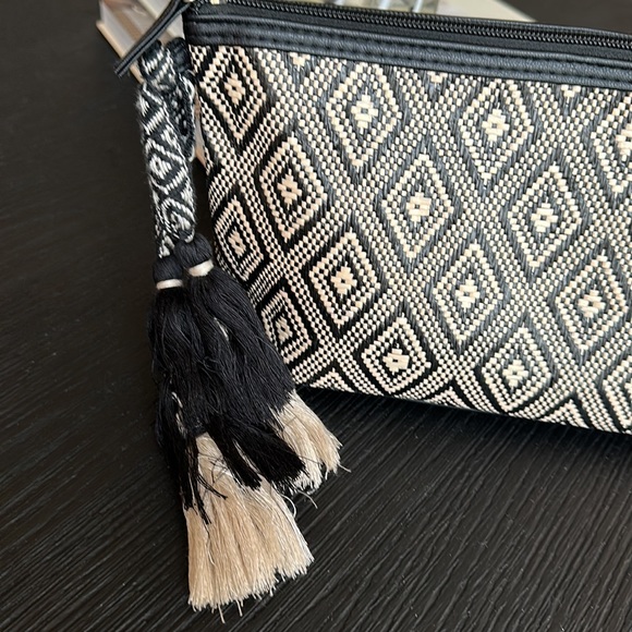 ⚡️ HOST PICK ⚡️ Altar’d State Pouch - Picture 2 of 5